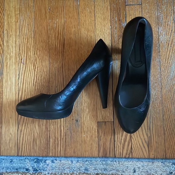 Banana Republic black pumps - Picture 2 of 4